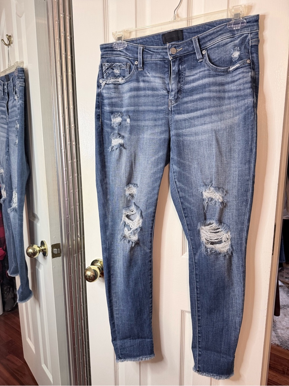 Buckle Women's Skinny Distressed Jeans in Medium Blue